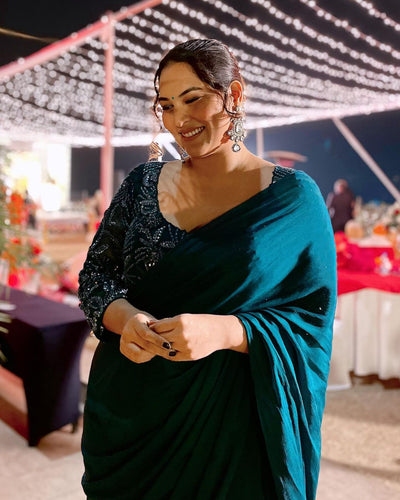 Sakshi Sindhwani In Emerald Green Full Sleeve Saree Set